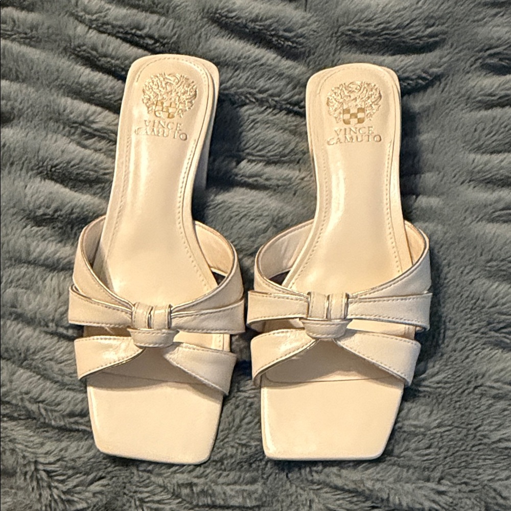 Vince Camuto Size 9 Cream Knotted Slide Mules